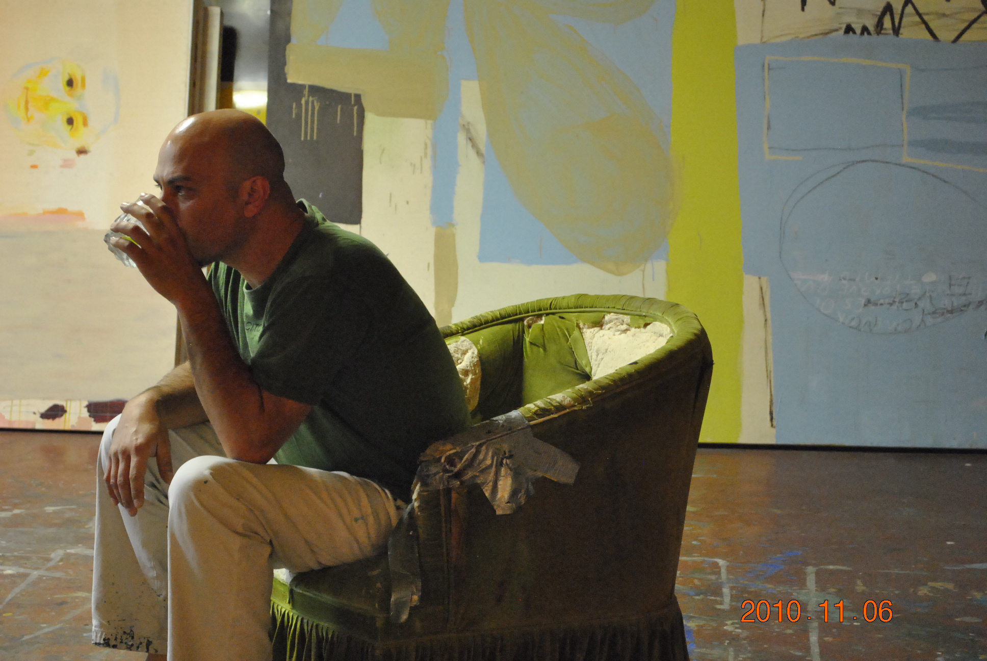 Enrique Ciapara en su estudio de Tijuana, 2010