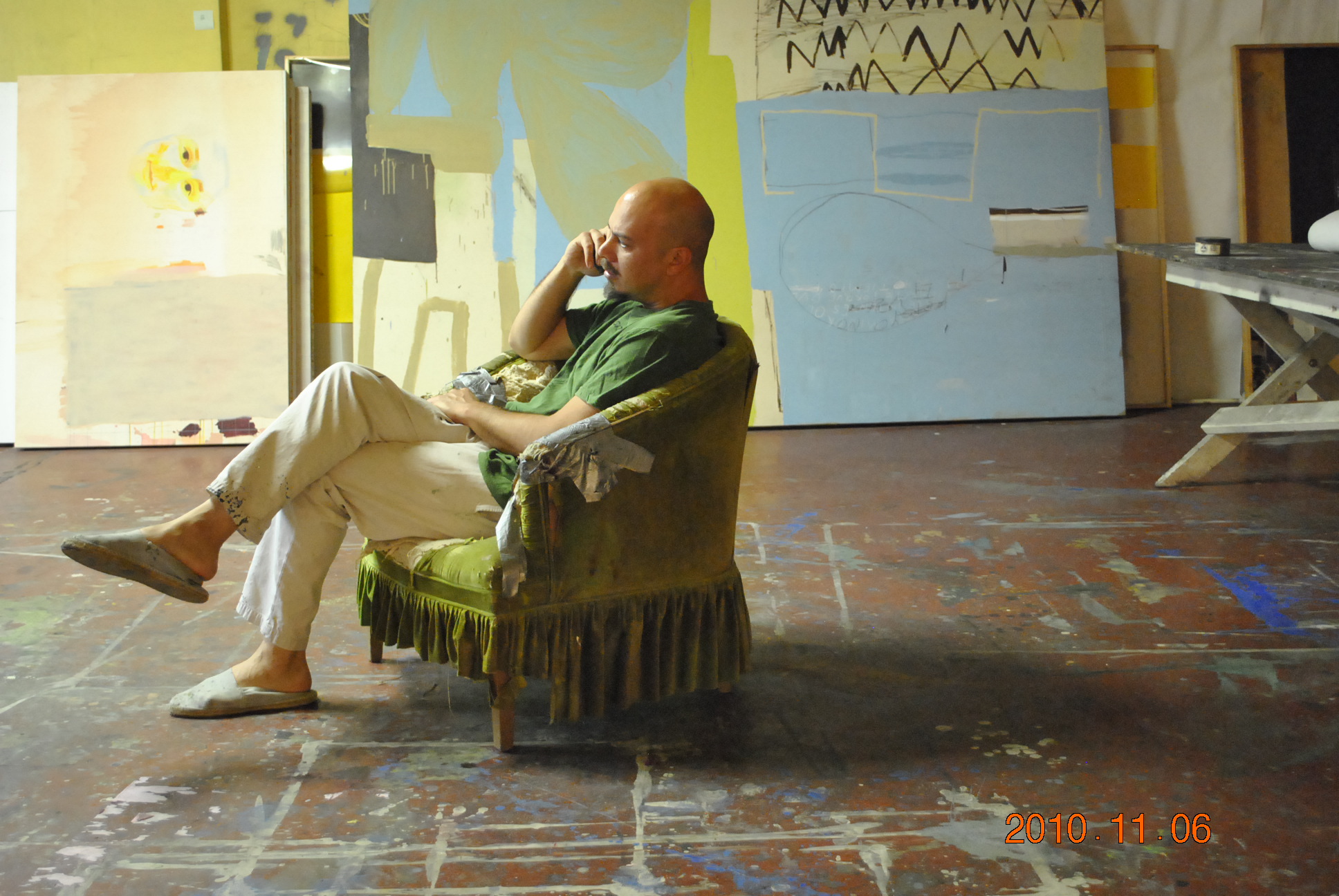 Enrique Ciapara hablando por teléfono en su estudio de Tijuana, 2010
