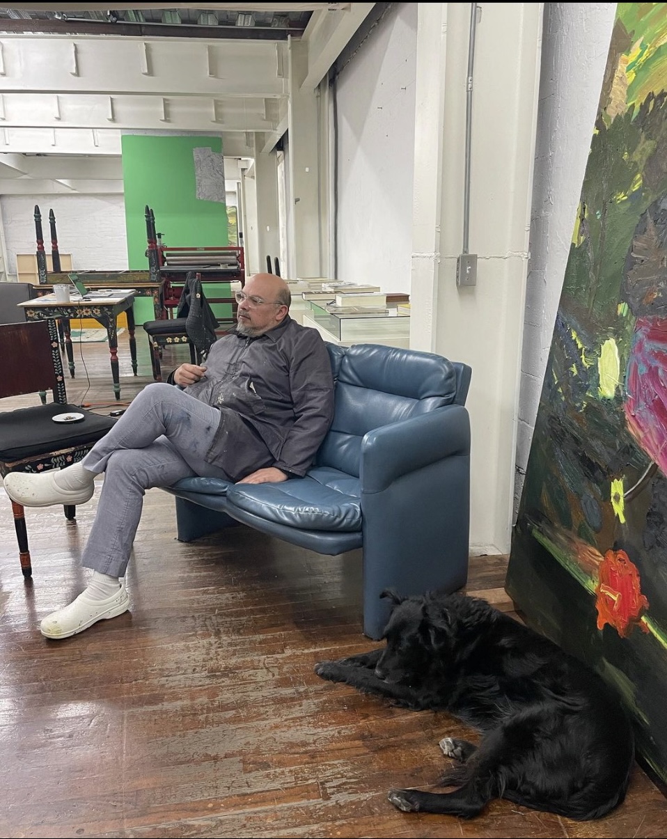 Enrique Ciapara en su estudio, junto a su perro