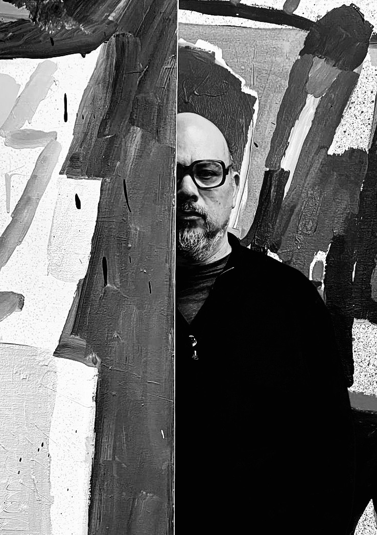 Retrato de Enrique Ciapara junto a una de sus obras, en blanco y negro