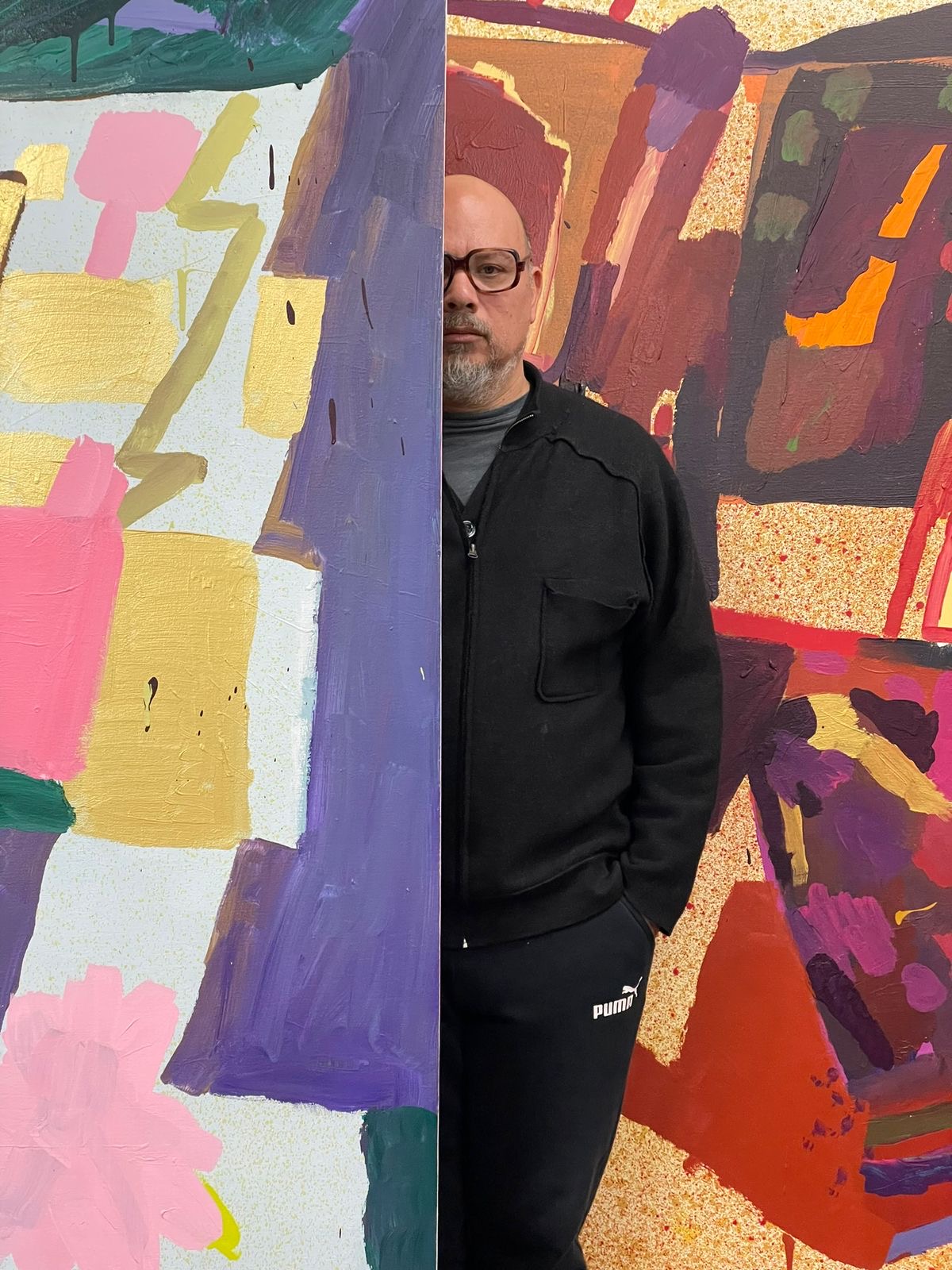 Retrato de Enrique Ciapara junto a una de sus obras